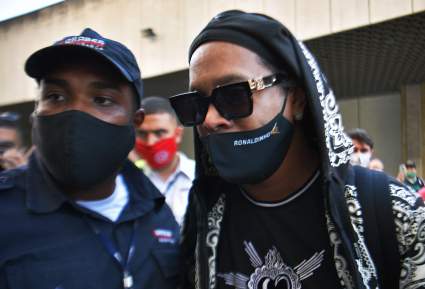 Ronaldinho: Exceso de alcohol y fiestas alarma a amigos del astro brasileño