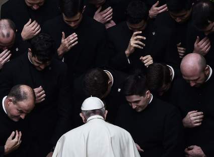 Llaman hipócrita a la Iglesia por decir “Dios no bendice el pecado” sobre uniones gay