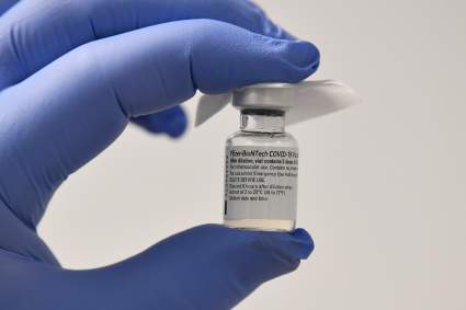 Vacuna de Pfizer contra el COVID-19 es 100% eficaz en adolescentes