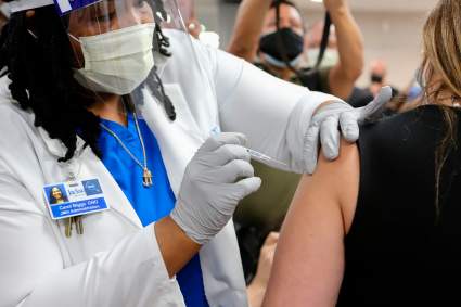 COVID-19: Farmacias de Florida comienzan a vacunar a menores de 65 años “en riesgo”