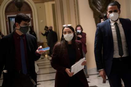 Alexandría Ocasio critica cambios a cheques de estímulo de $1,400