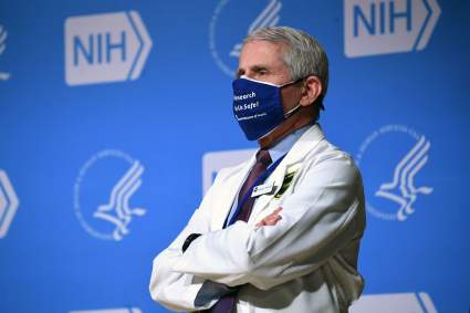 ¿Vacuna del COVID implanta un microchip en la gente?: Dr. Fauci responde