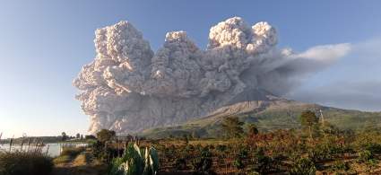 Espectacular erupción del volcán Sinabung en Indonesia – Videos