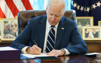 Biden firma ley de alivios del COVID-19: ¿Qué incluye paquete de ayuda?