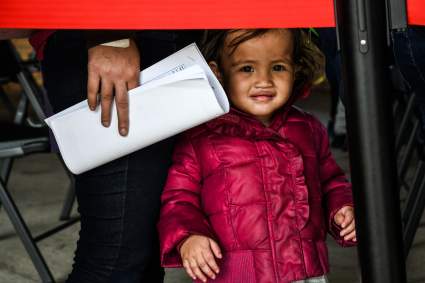 Salen a la luz fotos de niños en condiciones “terribles” en carpas en la frontera