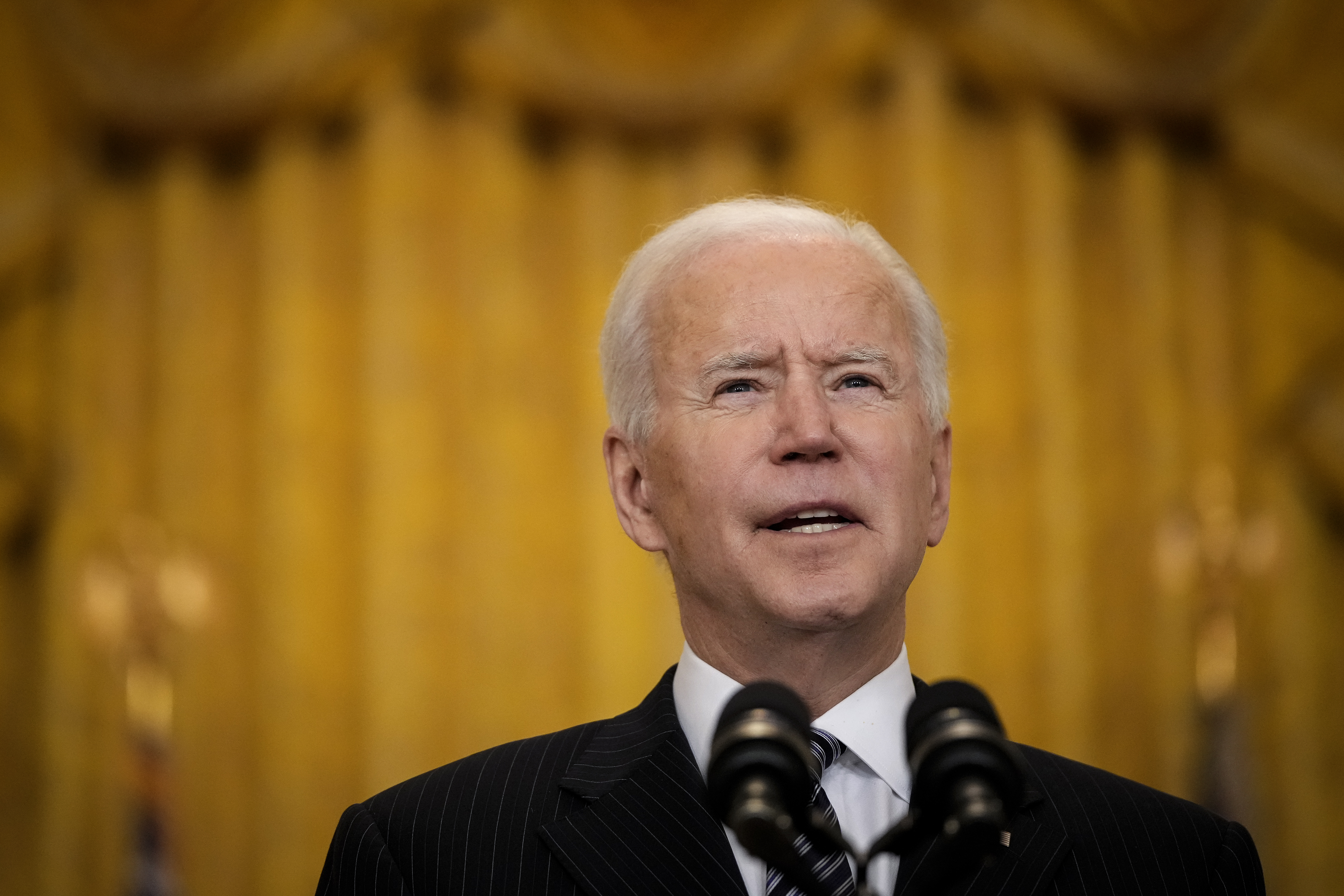 El presidente de los Estados Unidos, Joe Biden, habla en el Salón Este de la Casa Blanca el 18 de marzo de 2021 en Washington, DC. El presidente Biden anunció que su administración cumplirá su objetivo de administrar 100 millones de dosis de la vacuna COVID-19 en 100 días mañana, 58 días después de asumir el cargo.