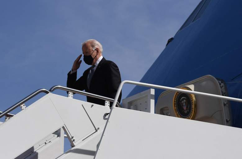 1163 / 5000 Resultados de traducción El presidente de los Estados Unidos, Joe Biden, saluda mientras aborda el Air Force One en la base conjunta Andrews en Maryland el 19 de marzo de 2021.