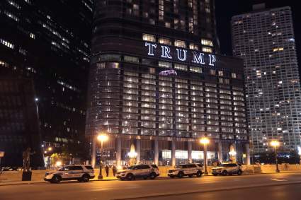 COVID-19: Hospital de Chicago vacuna por error a 72 empleados de Torre Trump