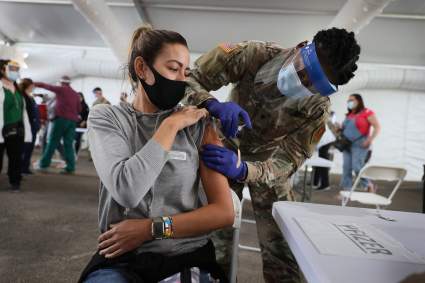 COVID-19: Todos los adultos de Florida podrán vacunarse a partir de abril