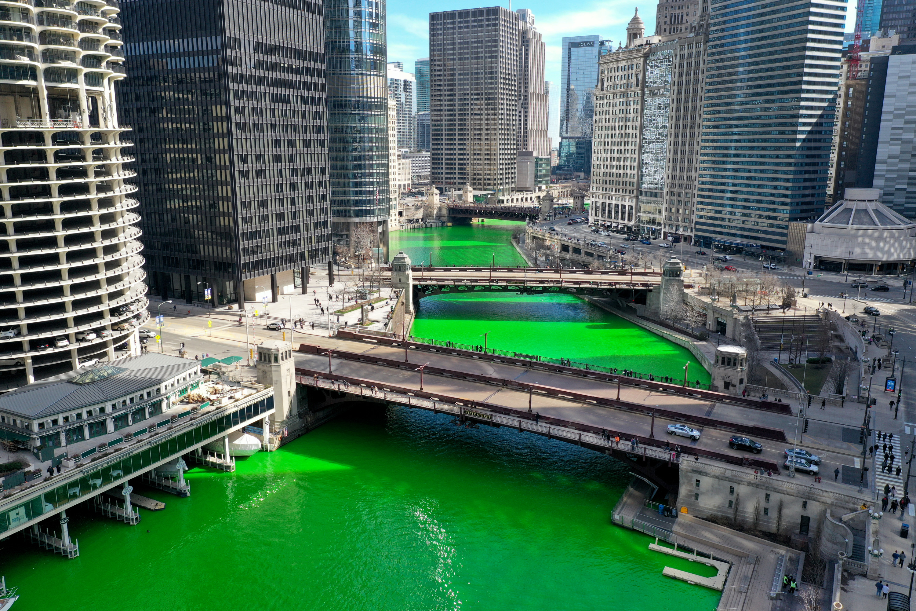 Una fotograf&iacute;a a&eacute;rea tomada con un dron muestra el r&iacute;o Chicago mientras fluye por el centro de la ciudad despu&eacute;s de ser te&ntilde;ido de verde en celebraci&oacute;n del D&iacute;a de San Patricio el 13 de marzo de 2021 en Chicago, Illinois.