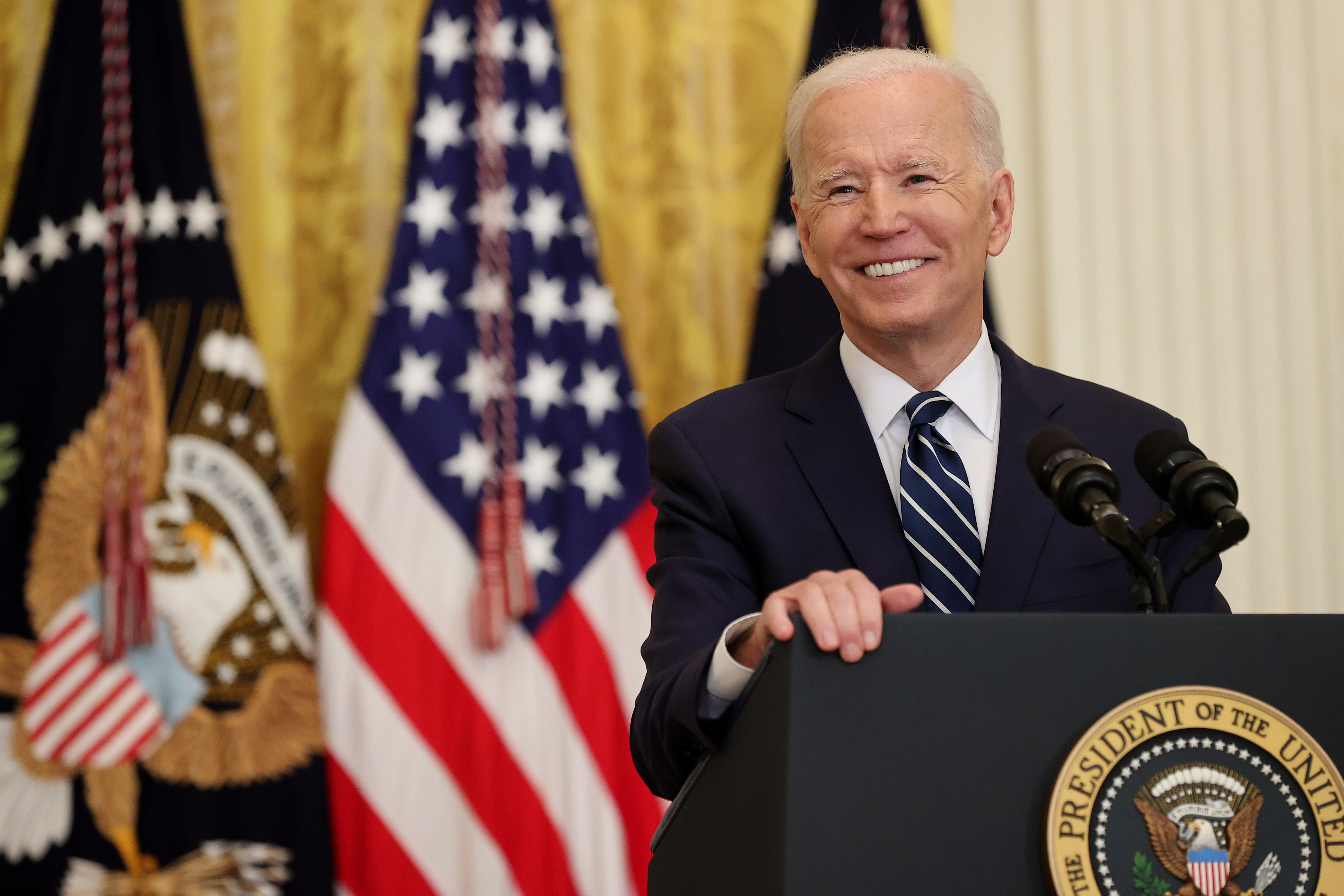 El presidente estadounidense Joe Biden sonríe durante la primera conferencia de prensa de su presidencia en el East Room de la Casa Blanca el 25 de marzo de 2021 en Washington, DC.