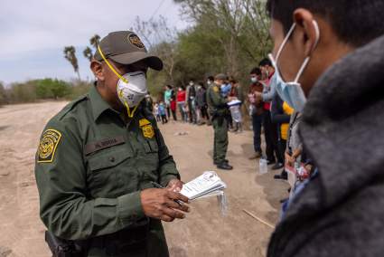 Niño migrante se cruza solito para ver a su mamá: no la ve hace 6 años -VIDEO