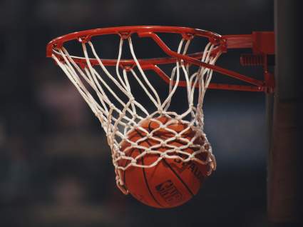 VIDEO: Narrador de baloncesto y su insólita excusa por insultos racistas ¿qué dijo?