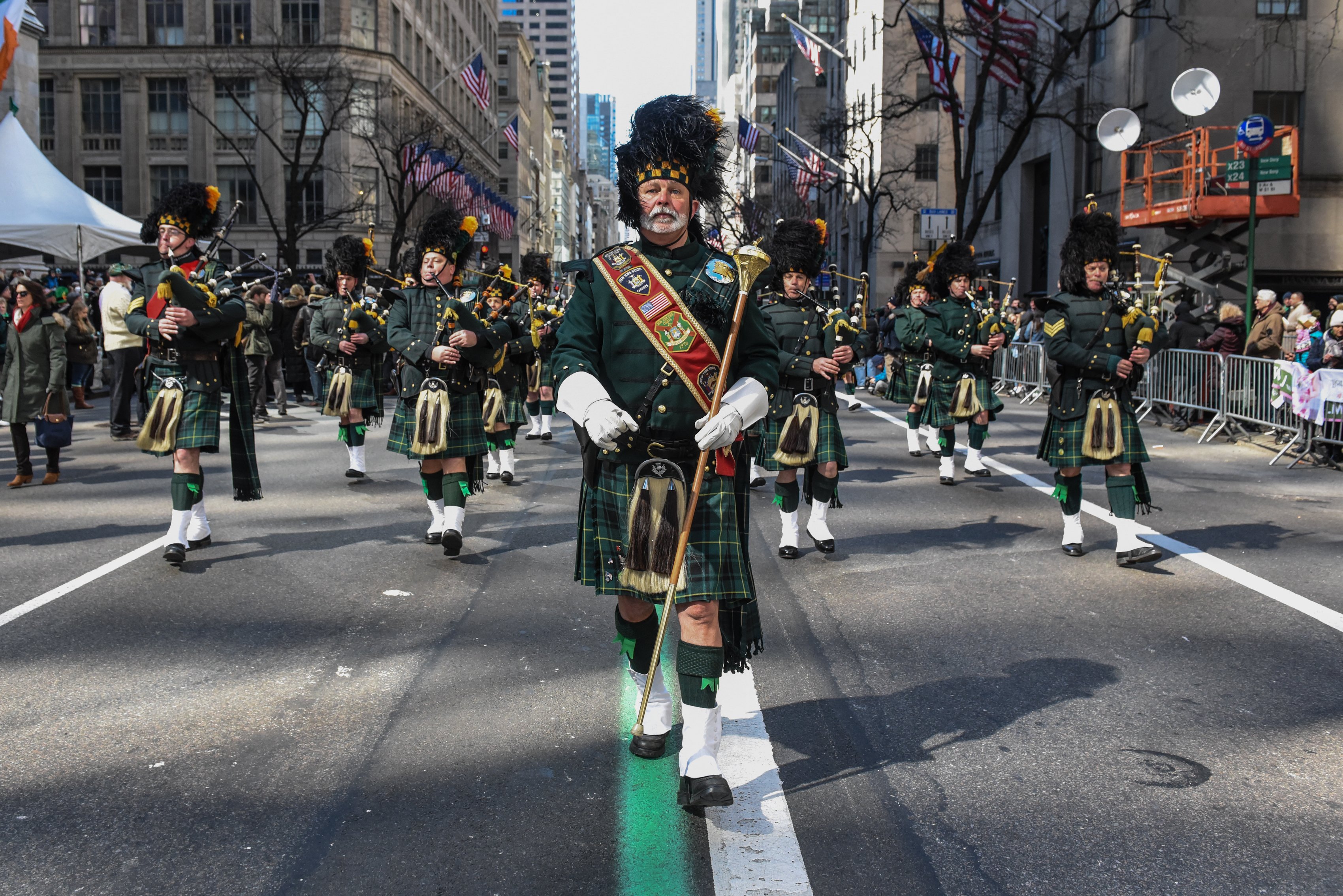 Una banda de m&uacute;sica participa en el desfile anual del D&iacute;a de San Patricio a lo largo de la Quinta Avenida el 17 de marzo de 2018 en la Ciudad de Nueva York.