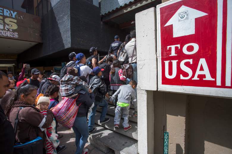 Miembros de una caravana de centroamericanos que pasaron semanas viajando por México caminan desde México hasta el lado estadounidense de la frontera para pedir asilo a las autoridades el 29 de abril de 2018 en Tijuana, Baja California Norte, México.