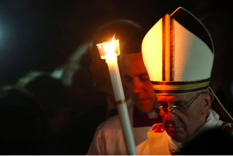 El Papa Francisco lleva el Cirio Pascual mientras dirige la Ceremonia de la Luz durante la Misa de la Vigilia Pascual en la Bas&iacute;lica de San Pedro el 30 de marzo de 2013 en la Ciudad del Vaticano.