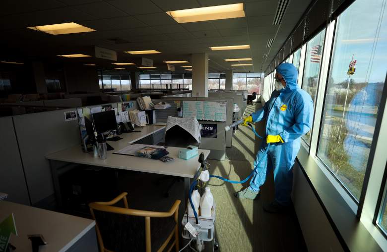 Conner Reed, el empleado de los servicios de limpieza y reducción de Maryland, realiza un tratamiento preventivo de nebulización y toallitas húmedas en un edificio de oficinas el 21 de marzo de 2020 en Hunt Valley, Maryland.