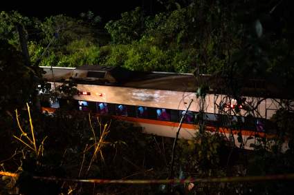 Al menos 51 muertos por descarrilamiento de tren en Taiwán: Fotos