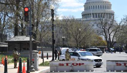 Caos en el Capitolio tras ataque a dos oficiales de policía – Videos