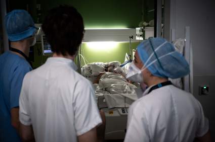 Estudio: COVID-19 deja secuelas cerebrales en un tercio de los sobrevivientes