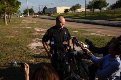 Policía arresta y muestra a autor de tiroteo en fábrica en Texas: Larry Bollin -[Foto]