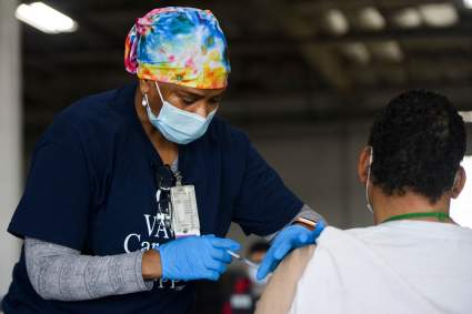 Los CDC reportan más de 5,800 contagios de COVID entre personas vacunadas