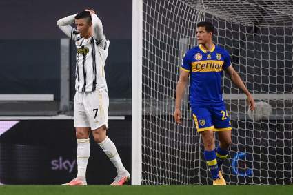 ¿Cristiano Ronaldo le tiene miedo al balón?: Lo critican por esta reacción