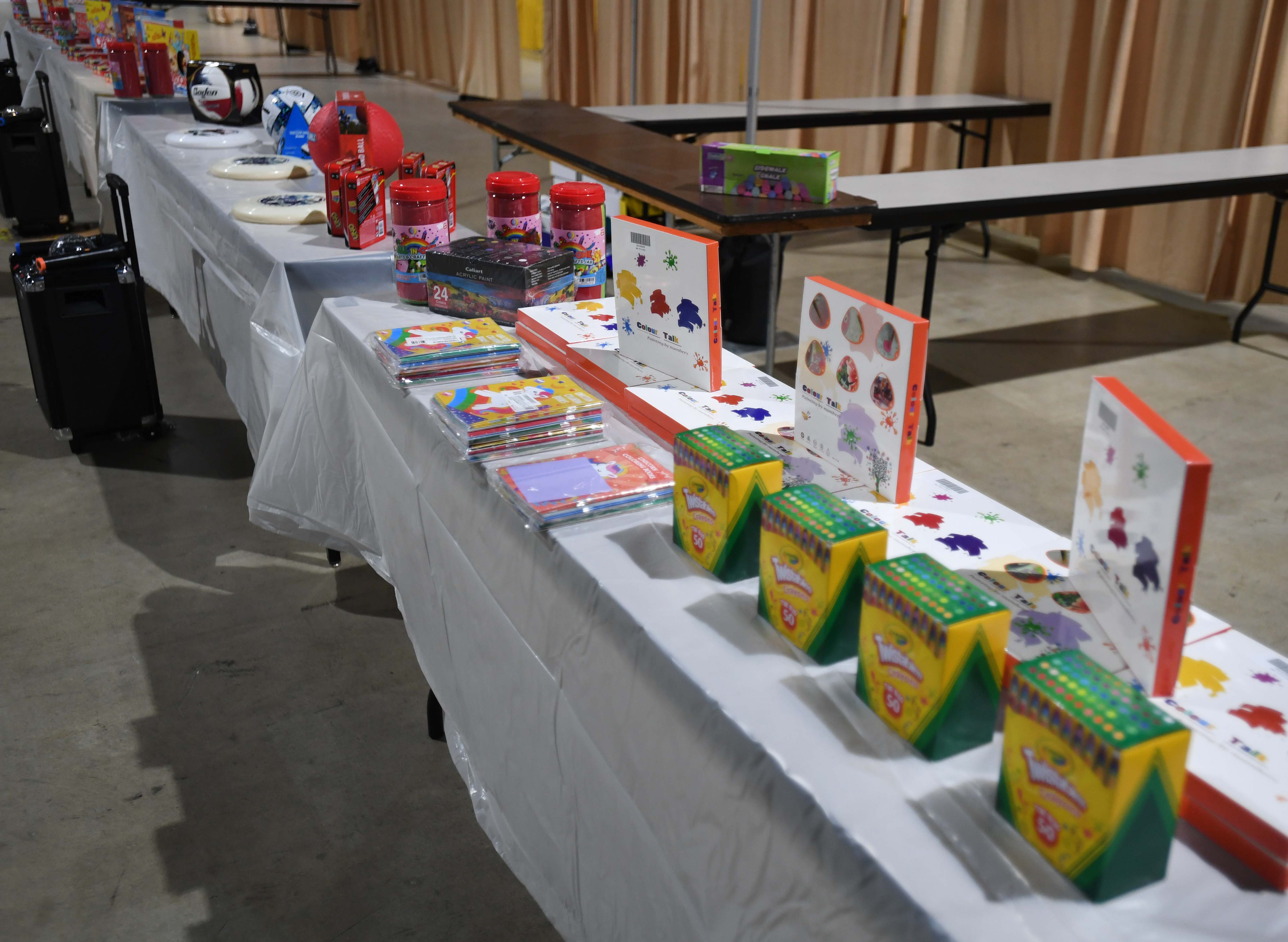 Los artículos recreativos a los que los niños migrantes tendrán acceso se muestran durante un recorrido por el Centro de Convenciones de Long Beach el 22 de abril de 2021 en Long Beach, California.