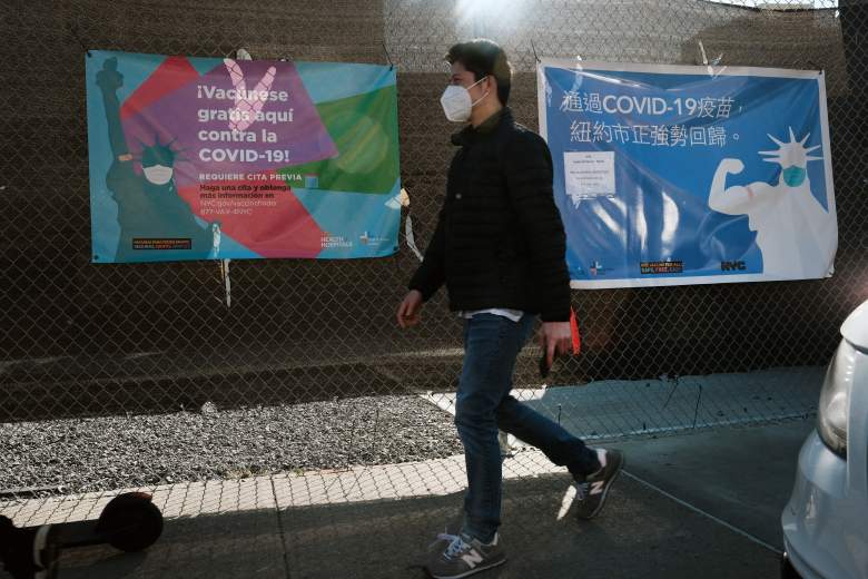 La gente camina por un letrero para un lugar de vacunación Covid el 29 de marzo de 2021 en el distrito de Brooklyn de la ciudad de Nueva York.