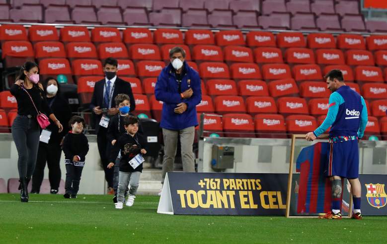 Lionel Messi del FC Barcelona recibe una camiseta firmada y enmarcada para conmemorar su récord de 768 apariciones antes del partido de La Liga Santander entre el FC Barcelona y el Real Valladolid CF en el Camp Nou el 05 de abril , 2021 en Barcelona, España.