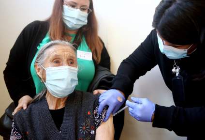 Revelan que vacuna COVID está teniendo este efecto en mayores de 65