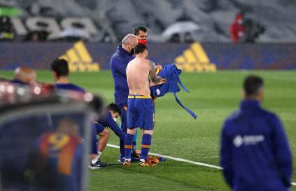 Messi molesto con el arbitraje de El Clásico y lavado por la lluvia: [Video]