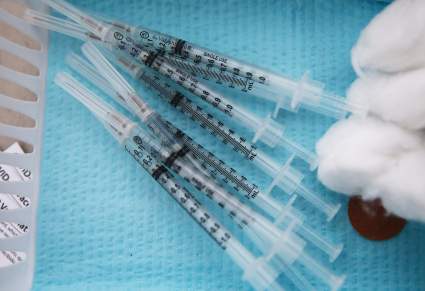 COVID-19: Anuncian que vacunados con Pfizer necesitarían tercera dosis