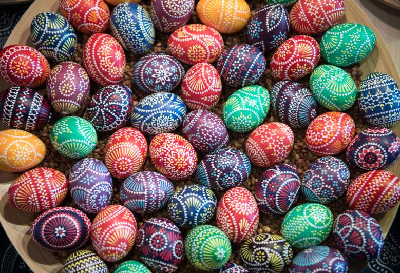 Huevos de Pascua pintados por Kerstin Hanusch durante el mercado anual de huevos de Pascua sorabo en el centro cultural sorabo el 17 de marzo de 2018 en Schleife, Alemania.