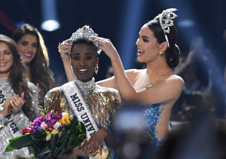 Miss Universo 2018 Filipinas Catriona Gray (R) corona a la nueva Miss Universo 2019 de Sudáfrica Zozibini Tunzi en el escenario durante el certamen de Miss Universo 2019 en los estudios Tyler Perry en Atlanta, Georgia, el 8 de diciembre de 2019