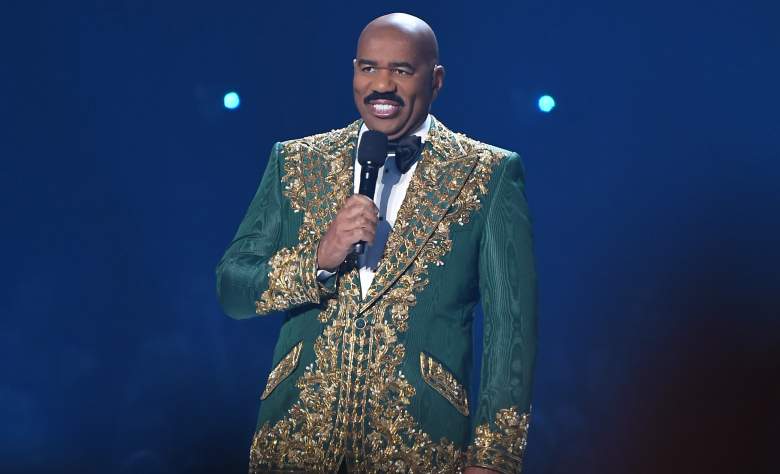 Steve Harvey habla en el escenario durante el certamen de Miss Universo 2019 en Tyler Perry Studios el 08 de diciembre de 2019 en Atlanta, Georgia.