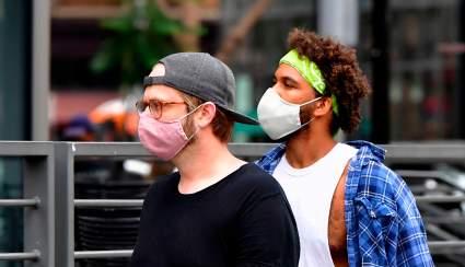 Vacunados contra COVID-19 pueden quitarse las mascarillas: CDC anunció