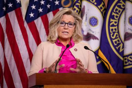 Republicanos le quitan el liderazgo en la Cámara a Liz Cheney por criticar a Trump