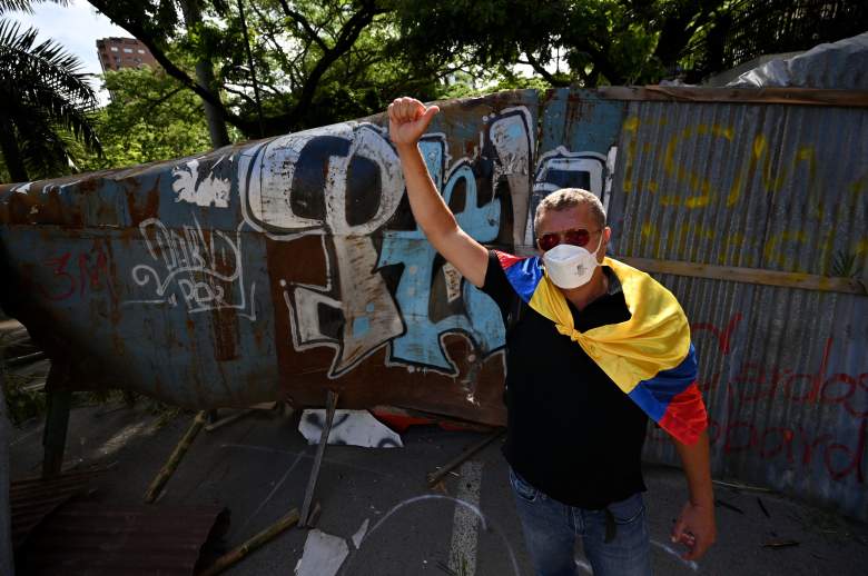 Manifestantes bloquean una calle con barricada para protestar contra un proyecto de reforma tributaria lanzado por el presidente Iván Duque, en Cali, Colombia, el 3 de mayo de 2021.