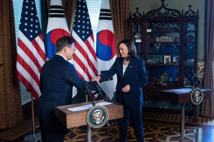 Kamala Harris se limpió la mano tras saludar a presidente surcoreano: [Video]