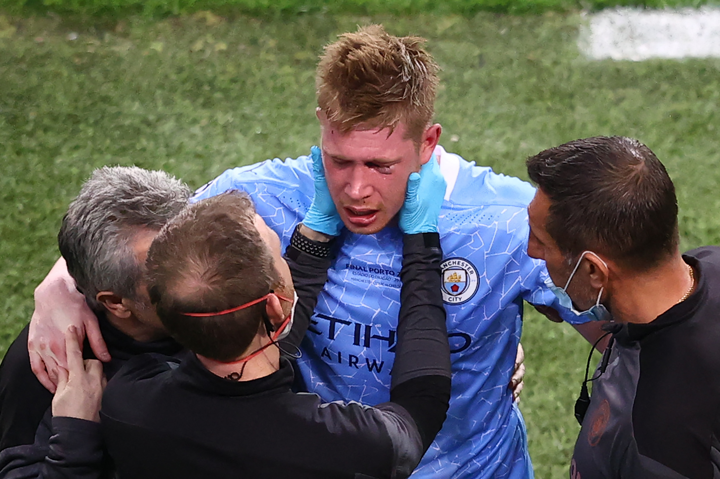 El centrocampista belga del Manchester City Kevin De Bruyne (C) recibe tratamiento al margen durante el partido de fútbol de la final de la Liga de Campeones de la UEFA entre el Manchester City y el Chelsea en el estadio Dragao de Oporto el 29 de mayo de 2021