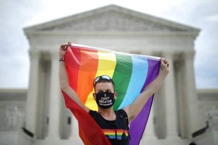 Gobierno Biden protegerá a personas LGBT contra discriminación en atención médica