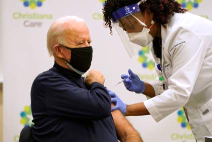 Biden anuncia nueva meta COVID: 70% de adultos vacunados para el 4 de Julio