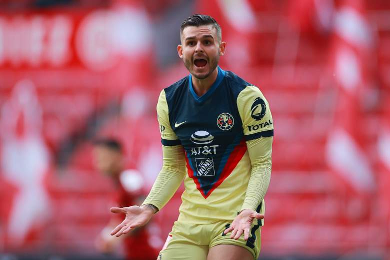 Nicolas Benedetti # 14 de América hace gestos durante la 16a ronda del partido entre Toluca y América como parte del Torneo Guard1anes 2021 Liga MX en el estadio Nemesio Diez el 25 de abril de 2021 en Toluca, México.