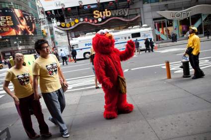 Amenazan a Muñecos de Times Square en NY: ¿Por qué buscan sacarlos?