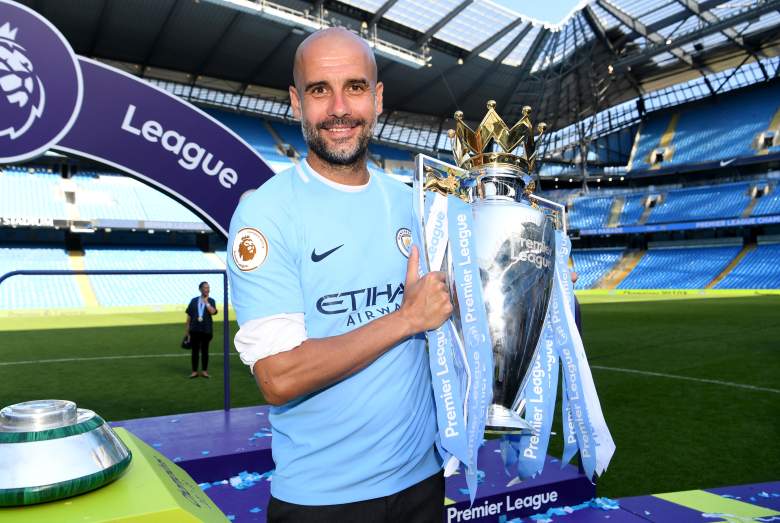 Josep Guardiola, entrenador del Manchester City posa con el trofeo de la Premier League después del partido de la Premier League entre el Manchester City y el Huddersfield Town en el Etihad Stadium el 6 de mayo de 2018 en Manchester, Inglaterra.