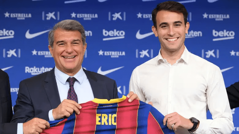 El presidente del Barcelona, Joan Laporta, y el nuevo fichaje Eric García