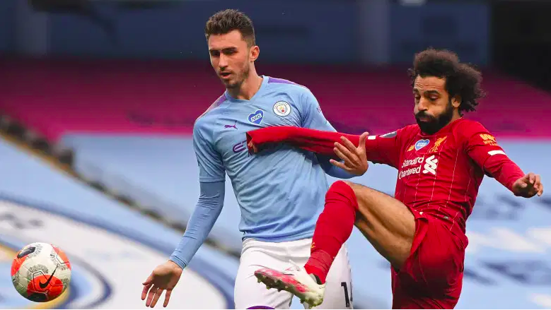 El defensa del Man City, Aymeric Laporte, se enfrenta a Mohamed Salah