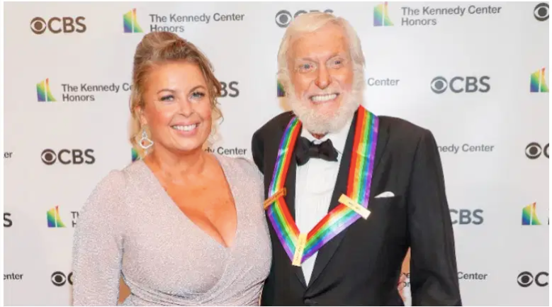 Dick Van Dyke y su esposa Arlene Silver asisten a la 43a edición de los Kennedy Center Honors el 21 de mayo de 2021 en Washington, DC.