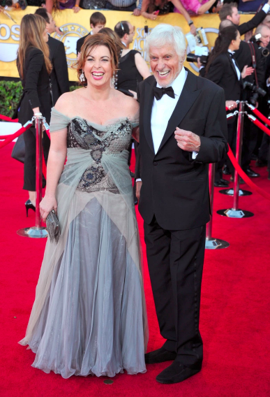 Arlene Silver y Dick Van Dyke llegan a la 18a entrega anual de los Screen Actors Guild Awards el 29 de enero de 2012 en Los Ángeles, California.